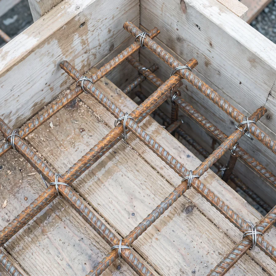 Bewehrungsmatte aus Stahl in der Schalung vor dem Betonieren