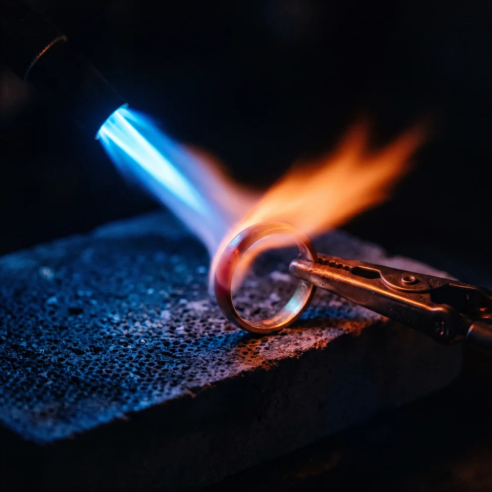 Lötflamme mit blauem Kegel an einem Ring